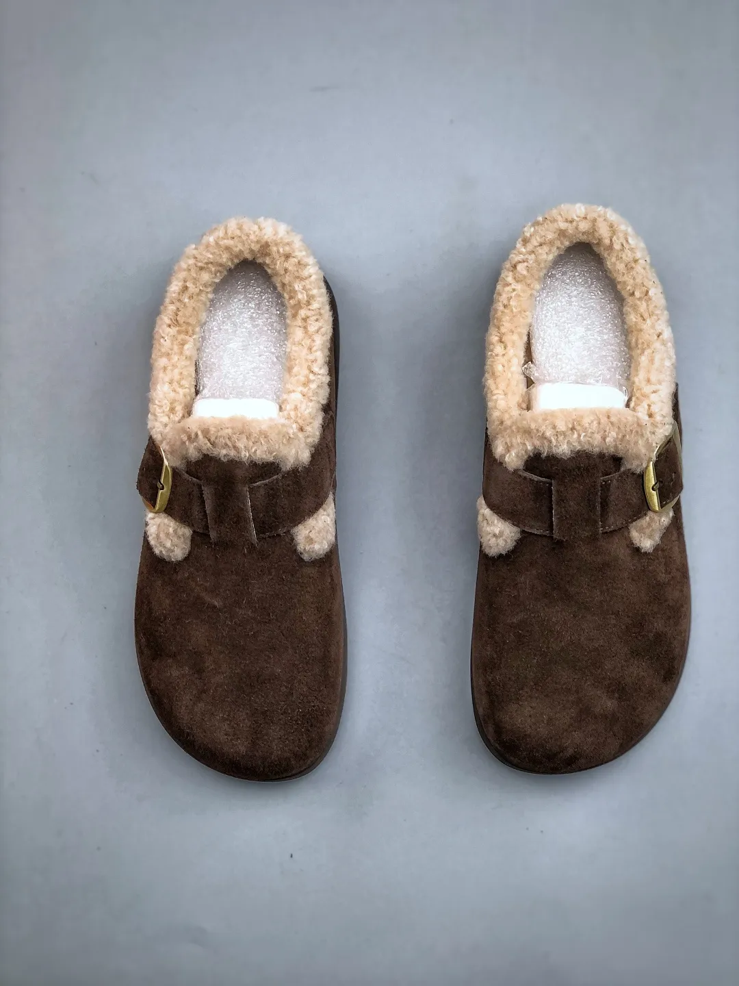 💰520 supports the store K T/UGG Sko A/S new styles. Popular models with good looks. Thick-soled dad shoes. A must-have. Fashionable in the old days. Simple and high-end. Very comfortable to wear casually. Must-have items of the year. The latest catwalk model sports white shoes that are popular among domestic and foreign bloggers. The upper foot is full of aura and can be matched casually. It is made of first-layer cowhide material. Silk cowhide lining is used. Original T vacuum thick sole. Retro color rubbing and distressing. Item number: 202510103633 Size: 35-40